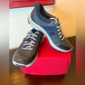 Clarks women’s Wave Walk Lace up suede & leather Comfort sneakers size 6 1/2